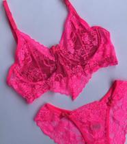 Conjunto de renda na cor rosa