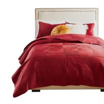 Conjunto de roupa de cama Benzara Ahab King Quilt & Pillow Shams Red Conjunto de roupa de cama Benzara Ahab King Quilt & Pillow Shams Red