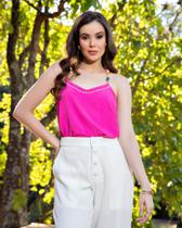 Conjunto de Roupas Feminino - Blusinha Rosa em Cetim Tam M + Bermuda Sarja Branca Tam 42.