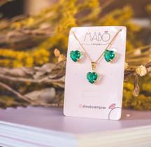 Conjunto de semi jóia, brincos e colar dourado com pedra verde. Conjunto de semi jóia, brincos e colar dourado com pedra verde.