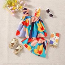 Conjunto de Shorts e Blusa com Manga Voadora para Meninas - Estampa Colorida e Graffiti Conjunto de Shorts e Blusa com Manga Voadora para Meninas - Estampa Colorida e Graffiti