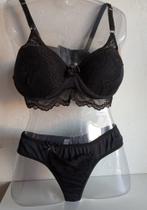 Conjunto de sutiã e calcinha preto,com detalhe em renda. Conjunto de sutiã e calcinha preto,com detalhe em renda.