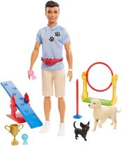 Conjunto de Treinador de Cachorro Ken com boneco, 2 figuras de cachorro, anel de aro, barra de equilíbrio