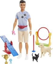 Conjunto de Treinador de Cachorro Ken com boneco, 2 figuras de cachorro, anel de aro, barra de equilíbrio