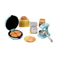 Conjunto de utensílios de cozinha com móveis de casa de bonecas em miniatura com sapo