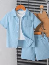 Conjunto De Verão Masculino Com Camisa Azul De Manga Curta E Bolso E Shorts Soltos Conjunto De Verão Masculino Com Camisa Azul De Manga Curta E Bolso E Shorts Soltos