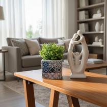 Conjunto Decorativo Escultura Estátua Família Pai Mãe Menino Menina e Vaso de Porcelana com desenhos