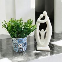 Conjunto Decorativo Escultura Estátua Família Pai Mãe Menino Menina e Vaso de Porcelana com desenhos