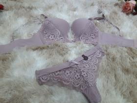 Conjunto decote profundo.