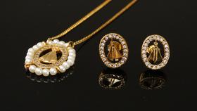 Conjunto Dourado Delicado Brinco e Pingente Nossa Senhora com Detalhes em Pérola e Zircônias