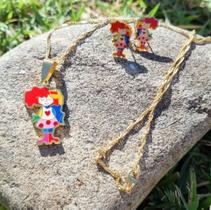 Conjunto em aço hipoalergênico Com banho em ouro e detalhes em resina55cm Conjunto em aço hipoalergênico Com banho em ouro e detalhes em resina55cm