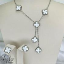 Conjunto em bijuteria prata brinco e corrente alongada com pendulo de flor 4 pétalas em madrepérola