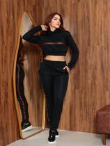 Conjunto em Matelasse Blusa Capuz e Calça Listrada Lateral Conjunto em Matelasse Blusa Capuz e Calça Listrada Lateral