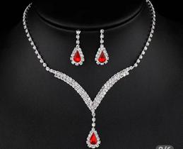 Conjunto em V Folheado a Prata Zirconeas Vermelhas Conjunto em V Folheado a Prata Zirconeas Vermelhas