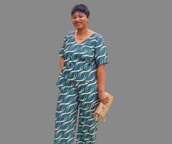 Conjunto Estampado Blusa decote V e Calça Pantalona com dois bolsos. Conjunto Estampado Blusa decote V e Calça Pantalona com dois bolsos.