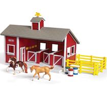 Conjunto estável Breyer 59197 vermelho com 2 cavalos e acessórios