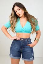Conjunto feminimo, top cor azul tamanho p e shorts e shors cor jeans escuro desfiado tamanho 36 Conjunto feminimo, top cor azul tamanho p e shorts e shors cor jeans escuro desfiado tamanho 36