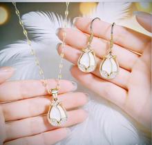 Conjunto Feminino Banhado a Ouro 18K com Pingente e Brincos Flor Delicada com Zircônias