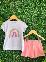 Conjunto feminino, blusa branca com estampa de arco íris e shorts molecotton rosa bebe, tamanho 4