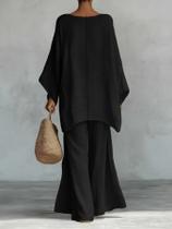 Conjunto feminino composto por blusa folgada e calça pantalona. Conjunto feminino composto por blusa folgada e calça pantalona.