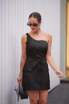 Conjunto feminino de saia short com cropped de um ombro só em alfaiataria Sara