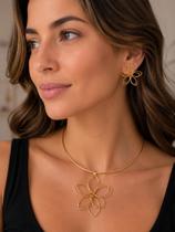 Conjunto Feminino Gargantilha Choker e Brincos Flor Dourado Elegante Delicado Presente Feminino Conjunto Feminino Gargantilha Choker e Brincos Flor Dourado Elegante Delicado Presente Feminino