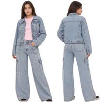 conjunto feminino jeans marmorizado calça cargo jaqueta e baby look t-shirt juvenil estiloso conjunto feminino jeans marmorizado calça cargo jaqueta e baby look t-shirt juvenil estiloso