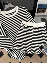 Conjunto Feminino Listrado De Duas Peças Estilo Preppy Com Shorts De Cintura Elástica Larga Para O Conjunto Feminino Listrado De Duas Peças Estilo Preppy Com Shorts De Cintura Elástica Larga Para O