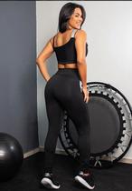 Conjunto Fitness Feminino Calça Legging Com Bolso De Tela + Cropped Com Elásticos - Preto