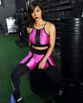 Conjunto fitness fit 3d em poliamida riscos pretos (croop+calça)