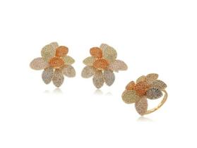 Conjunto flor cravação colorida banhado a ouro