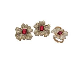 Conjunto flor cravejada com pedra retangular rubi banhado a ouro Conjunto flor cravejada com pedra retangular rubi banhado a ouro