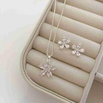 Conjunto Flor Cravejada Sofisticação em Prata Conjunto Flor Cravejada Sofisticação em Prata