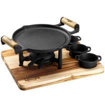 Conjunto Fogareiro Fogo Forte 22,5cm e Suporte de Madeira 35x28cm com 3 Molheiras Panela Mineira Conjunto Fogareiro Fogo Forte 22,5cm e Suporte de Madeira 35x28cm com 3 Molheiras Panela Mineira