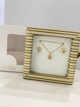 Conjunto folheado a ouro com zircônias na cor rose (brincos+corrente) Conjunto folheado a ouro com zircônias na cor rose (brincos+corrente)