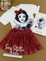 Conjunto Infantil Animê Saia Paetê Vermelho e Blusa Manga Curta Branca de Neve Disney Conjunto Infantil Animê Saia Paetê Vermelho e Blusa Manga Curta Branca de Neve Disney