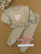 Conjunto Infantil Cinti Inverno Calça e Moletom Flanelado Bege Ursinho Coração Conjunto Infantil Cinti Inverno Calça e Moletom Flanelado Bege Ursinho Coração