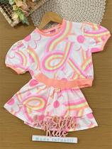 Conjunto Infantil Cinti Verão com Shorts e Blusa Branca Arco-íris Floral Conjunto Infantil Cinti Verão com Shorts e Blusa Branca Arco-íris Floral