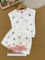 Conjunto Infantil Cinti Verão com Shorts Saia e Blusa Branca sem Manga Corações