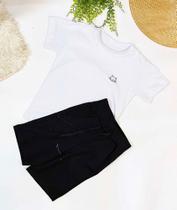 conjunto infantil com blusa branca e short preto