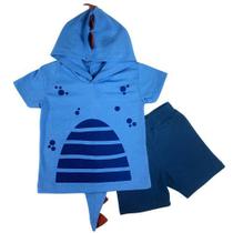 Conjunto infantil fantasia camiseta manga curta azul com capuz bordado dinossauro cauda e shorts em suedine azul marinho liso