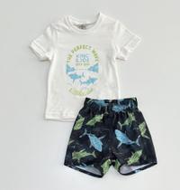 Conjunto Infantil King&Joe Camiseta Branca Estampa Tubarão The Perfect Wave com Shorts Preto Estampado Confortável