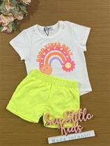 Conjunto Infantil Kukiê com Shorts Amarelo Neon e Blusa Arco-íris