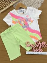 Conjunto Infantil Kukiê com Shorts Verde Ciclista e Blusa Manga Curta Arco-íris