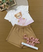 Conjunto Infantil Kukiê Verão com Shorts Marrom e Blusa Branca Ursinha Bailarina Conjunto Infantil Kukiê Verão com Shorts Marrom e Blusa Branca Ursinha Bailarina
