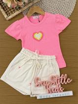 Conjunto Infantil Kukiê Verão com Shorts Off White e Blusa Rosa Coração Tricô Conjunto Infantil Kukiê Verão com Shorts Off White e Blusa Rosa Coração Tricô
