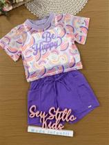 Conjunto Infantil Kukiê Verão com Shorts Roxo, Top e Sobreposição em Tela Arco-íris
