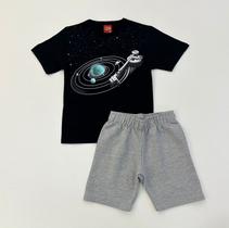 Conjunto Infantil Kyly Camiseta Preta Espaço Astronauta e Bermuda Cinza Algodão Conjunto Infantil Kyly Camiseta Preta Espaço Astronauta e Bermuda Cinza Algodão