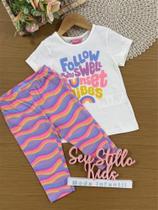 Conjunto Infantil Momi Verão com Calça Capri Colorido e Blusa Branca Arco-íris