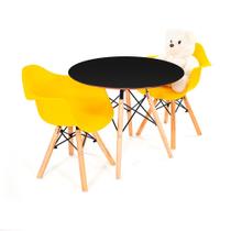 Conjunto Infantil Preto Eames e 2 cadeiras Braço Amarela